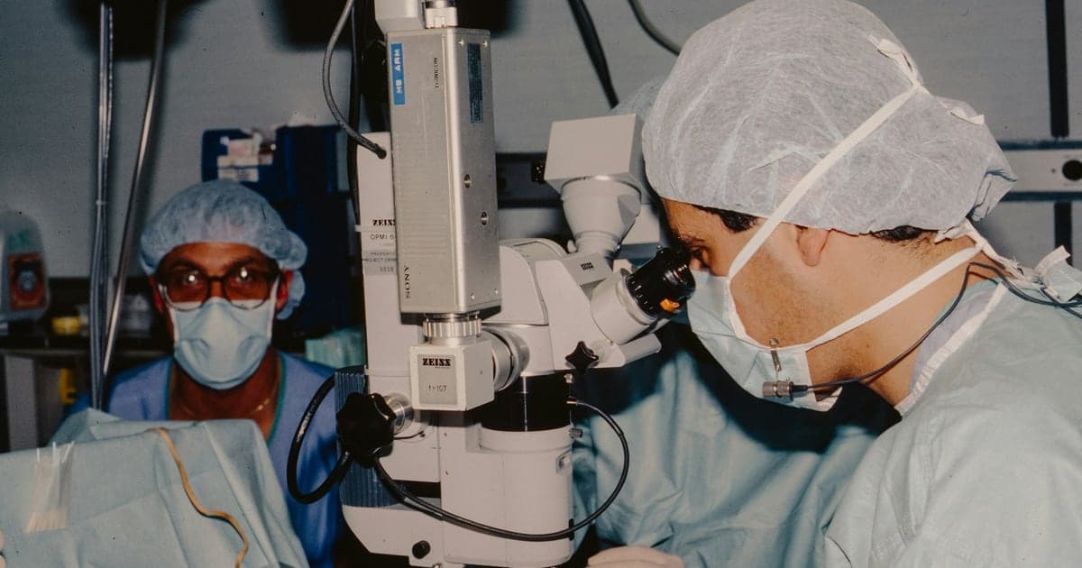 Eye surgeons operating with a surgical microscope