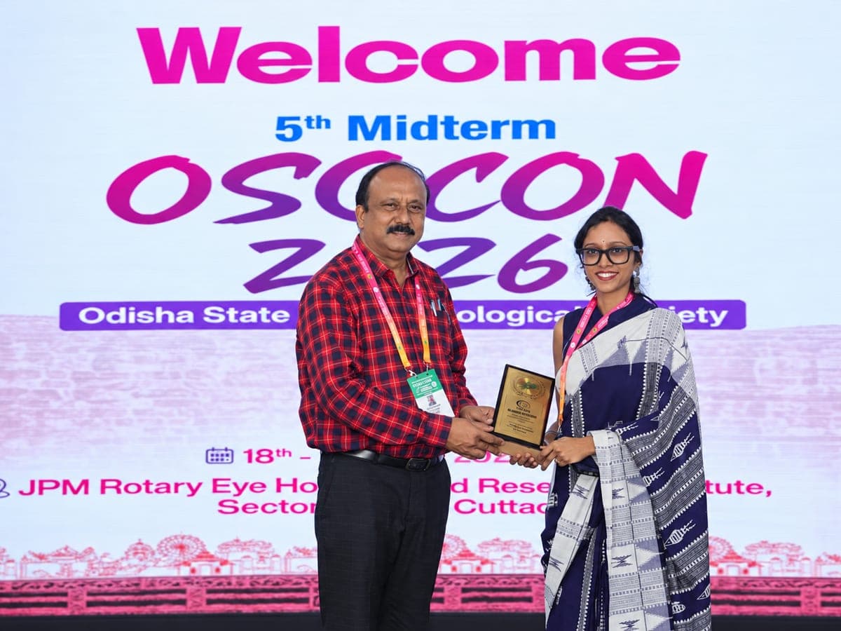 A Ruby Eye Hospital doctor receiving a plaque at the 5th Midterm OSOCON 2026 in Cuttack