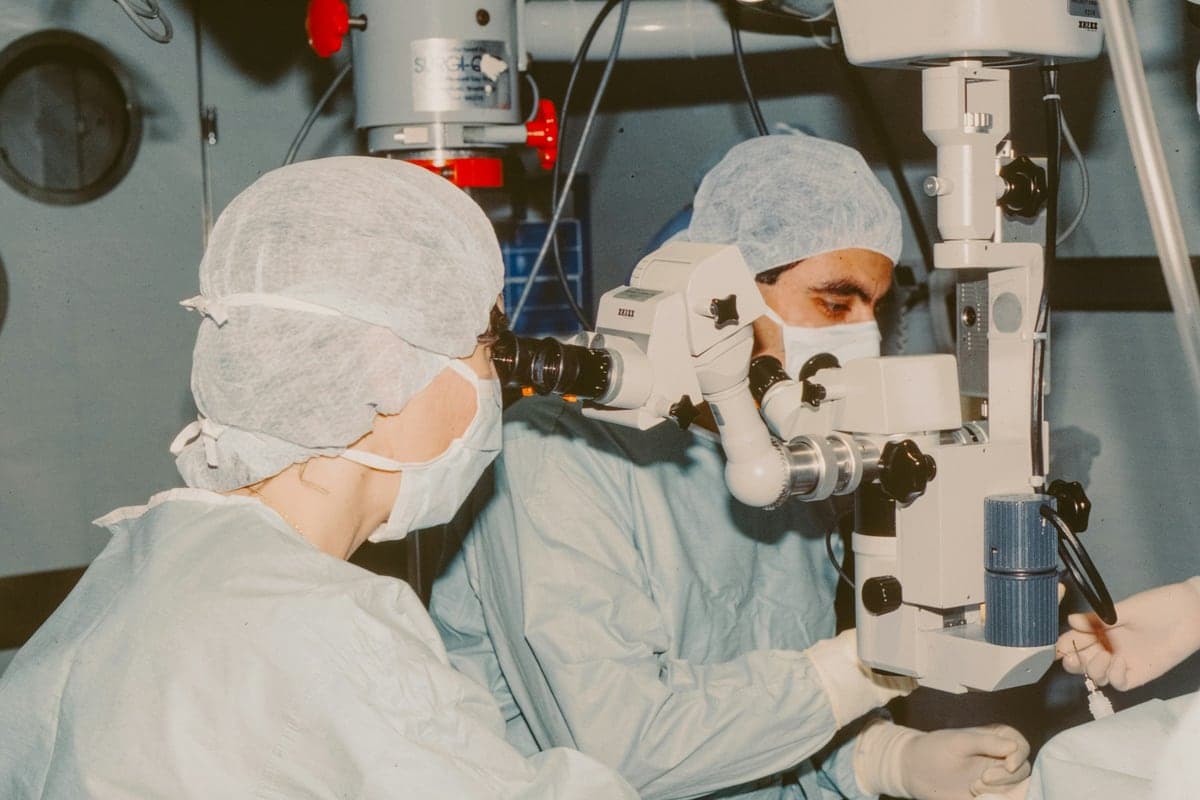 Eye surgeons operating with a surgical microscope